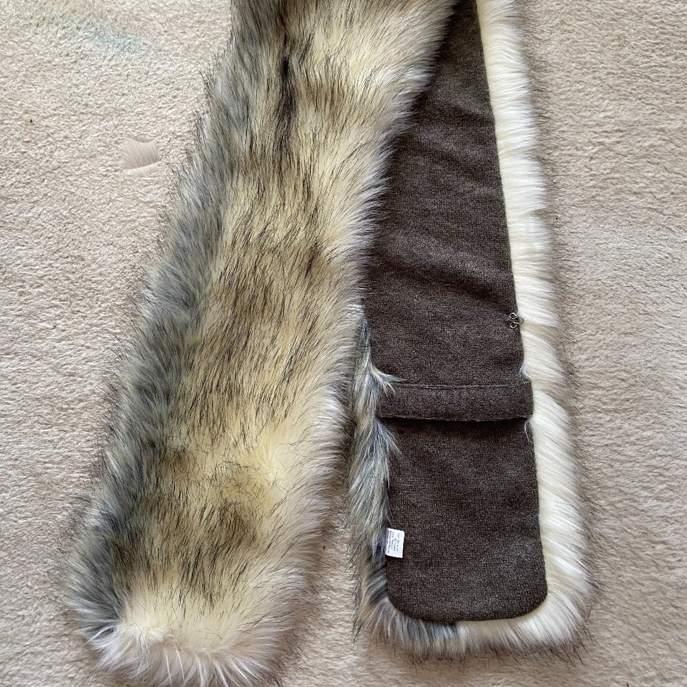 BUJI BAJA FAUX FUR SCARF. COLOR: GREY.
